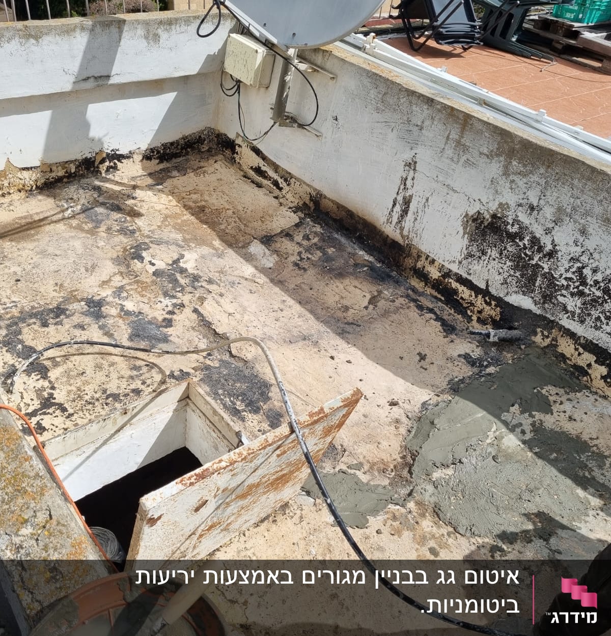 תהליך איטום גג עם חומרי איטום וכלים